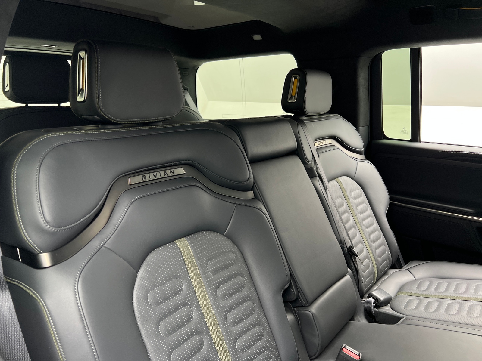 Thumbnail: 2024 Rivian R1S - 5