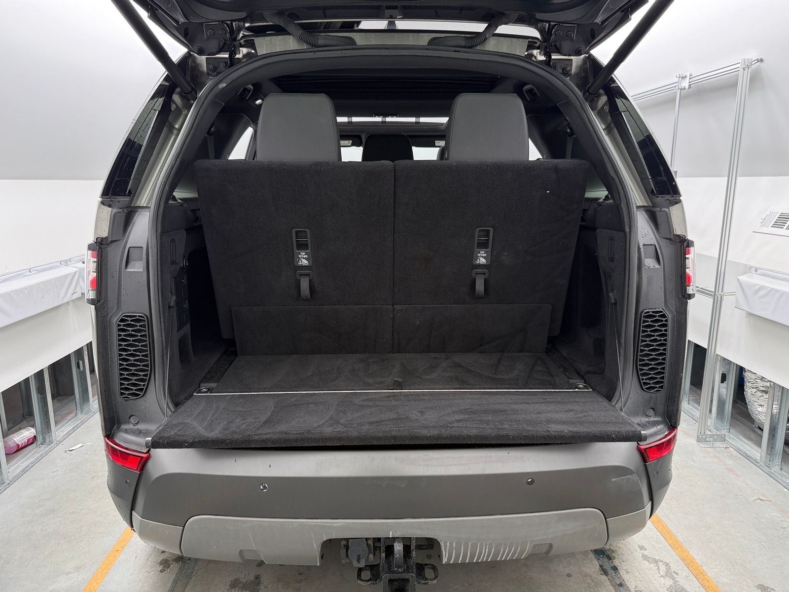 Thumbnail: 2017 Land Rover Discovery - 6