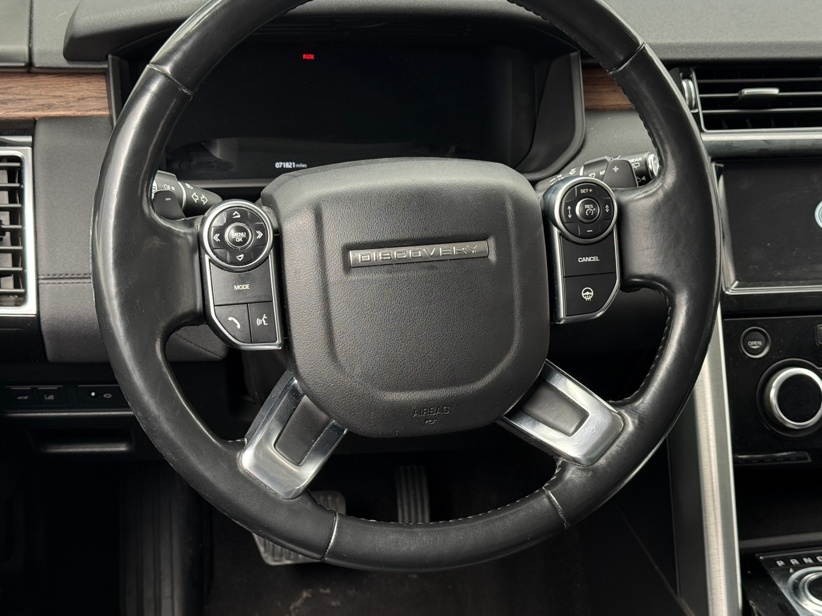 Thumbnail: 2018 Land Rover Discovery - 4