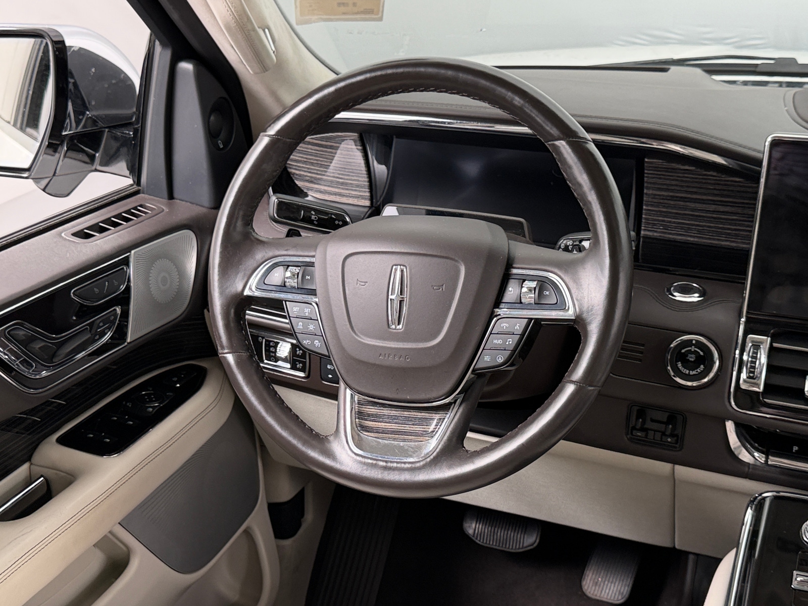 Thumbnail: 2023 Lincoln Navigator L - 4