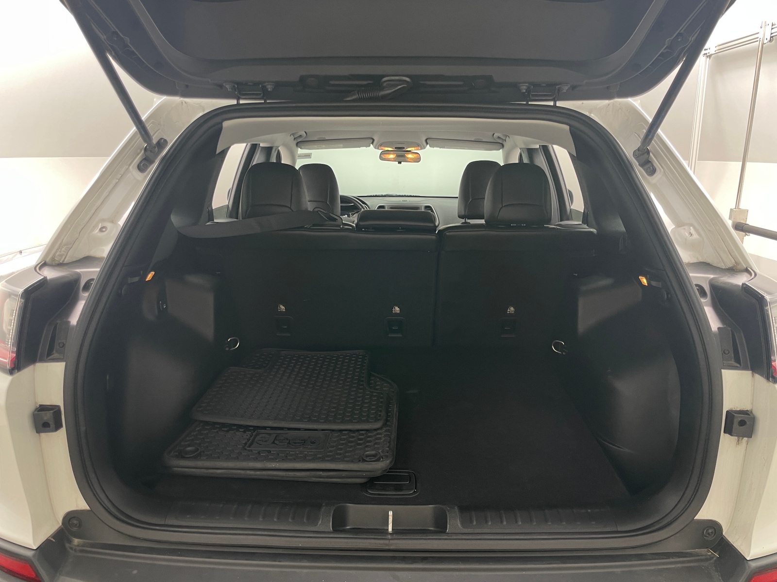 Thumbnail: 2019 Jeep Cherokee - 7