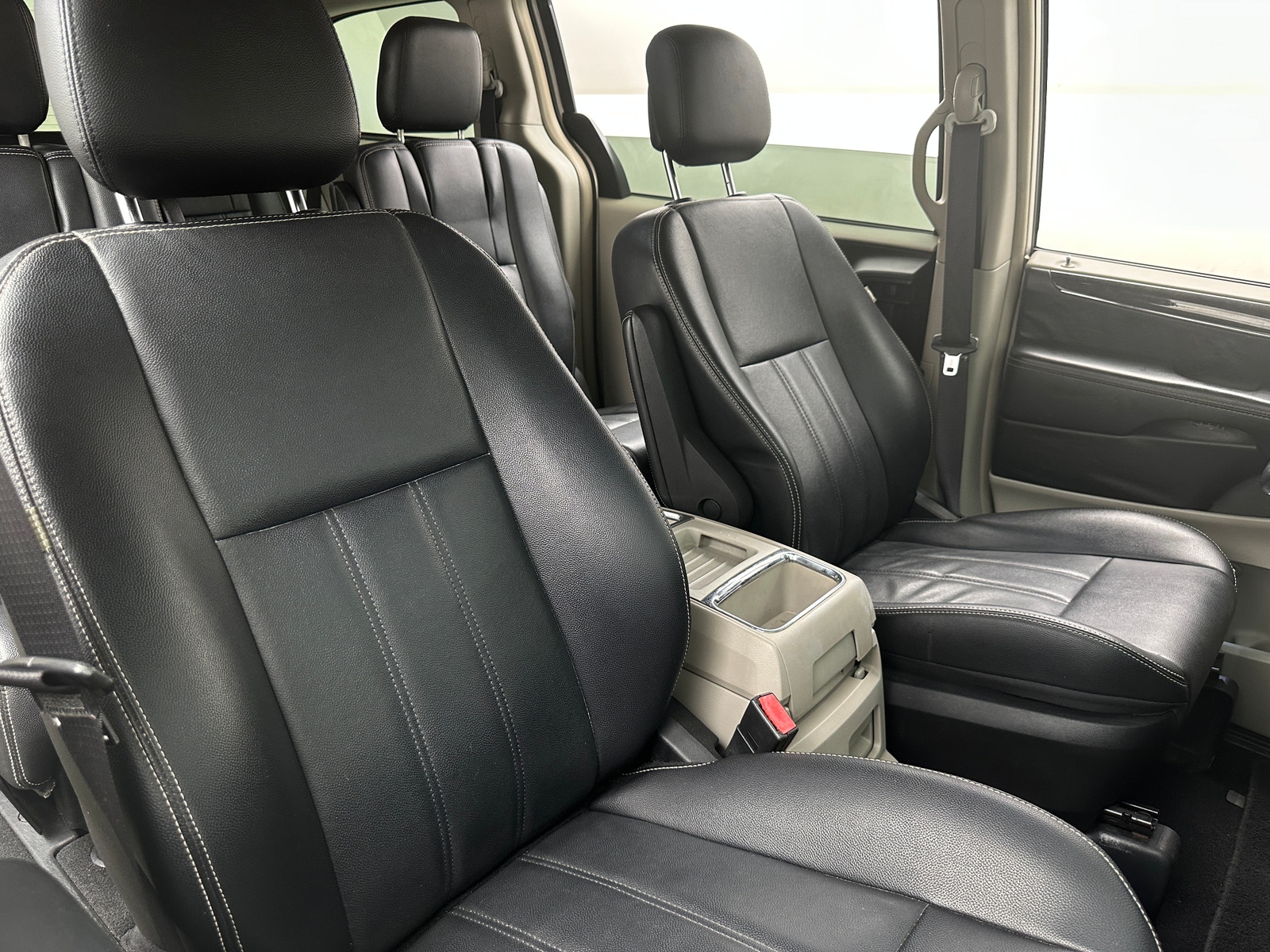 Thumbnail: 2015 Chrysler Town & Country - 2