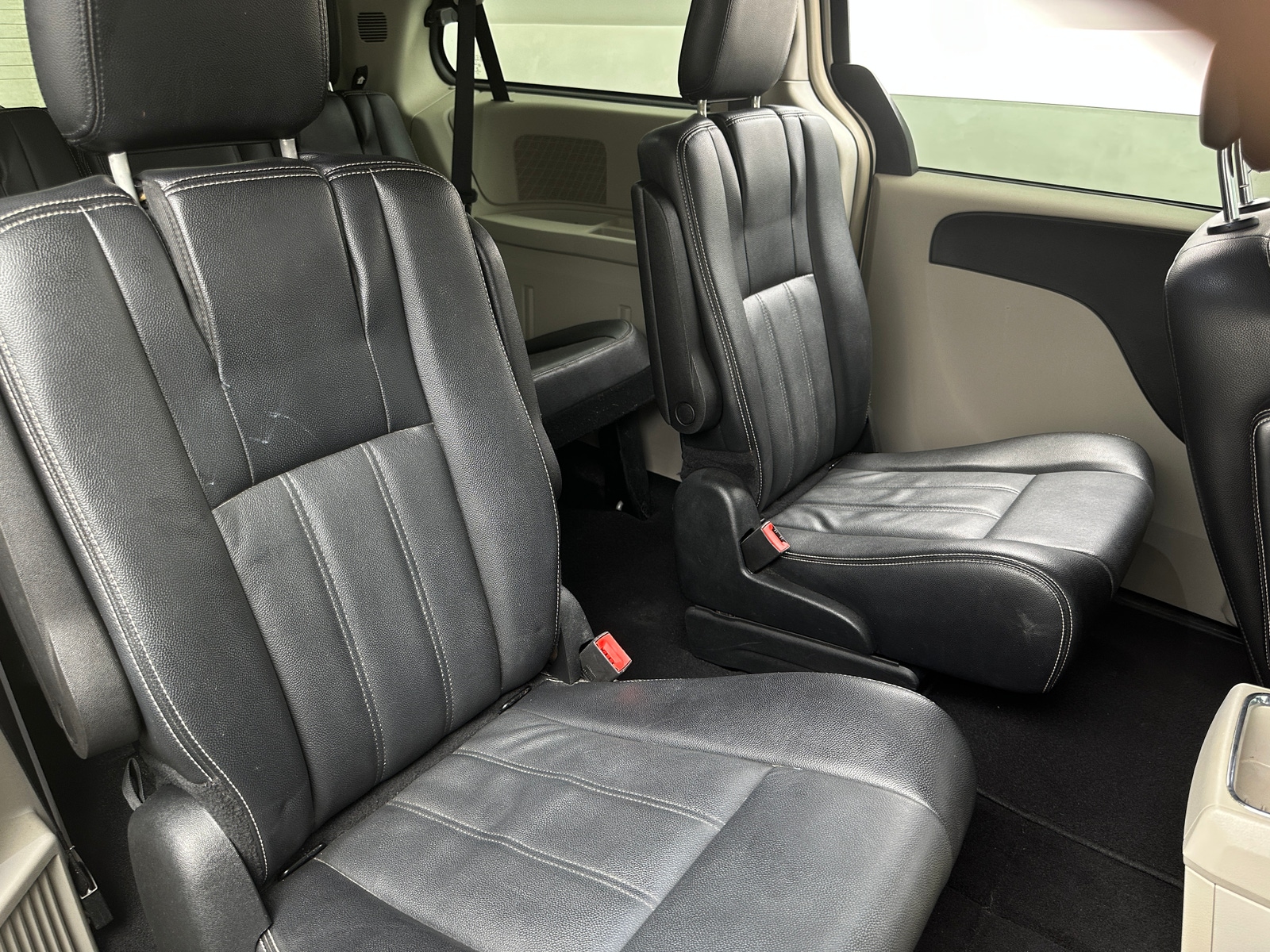 Thumbnail: 2015 Chrysler Town & Country - 6