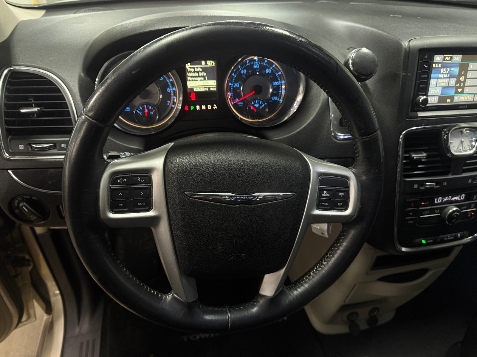 Thumbnail: 2015 Chrysler Town & Country - 5