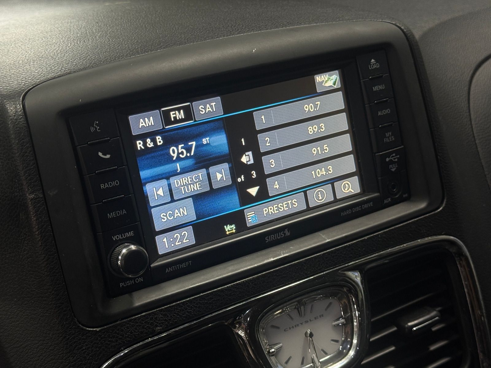 Thumbnail: 2015 Chrysler Town & Country - 4