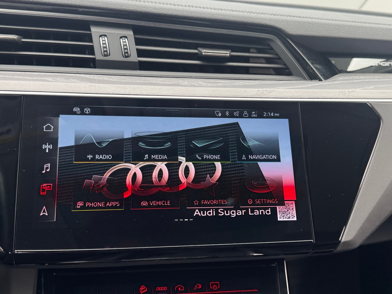 Thumbnail: 2024 Audi Q8 e-tron - 3