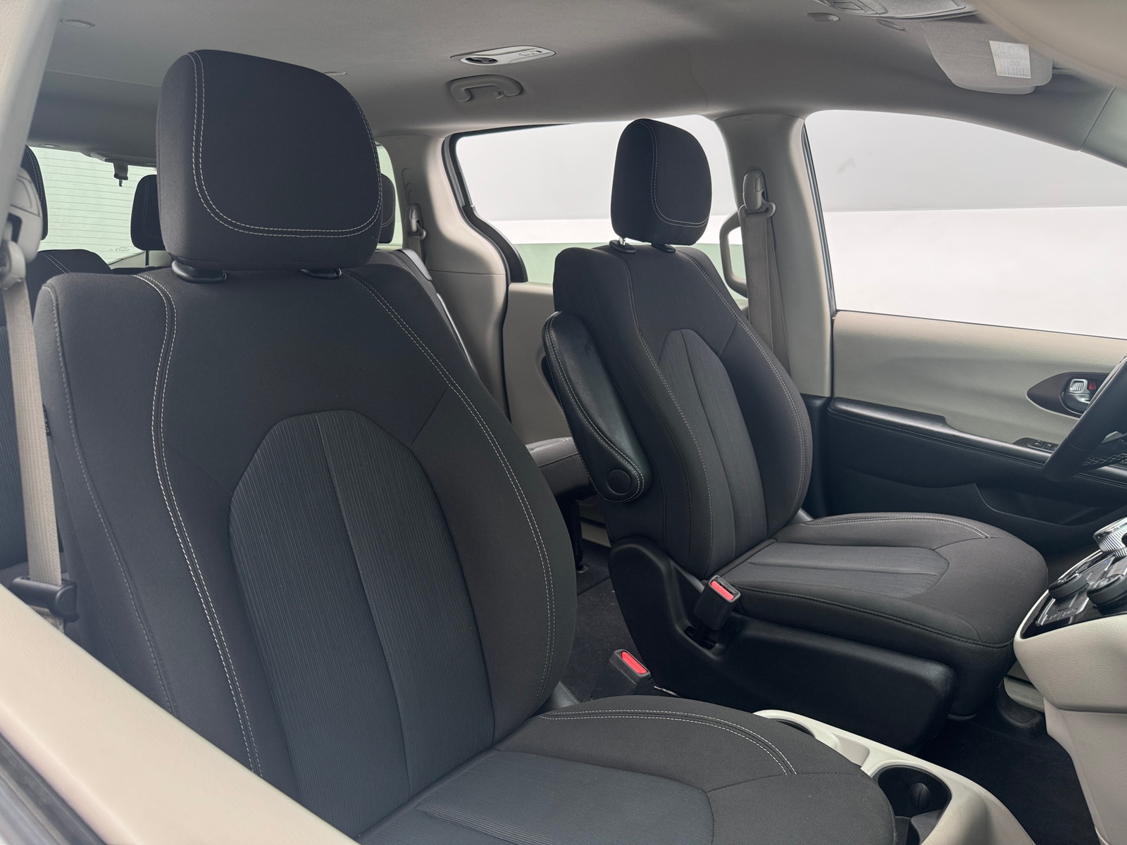 Thumbnail: 2022 Chrysler Voyager - 2