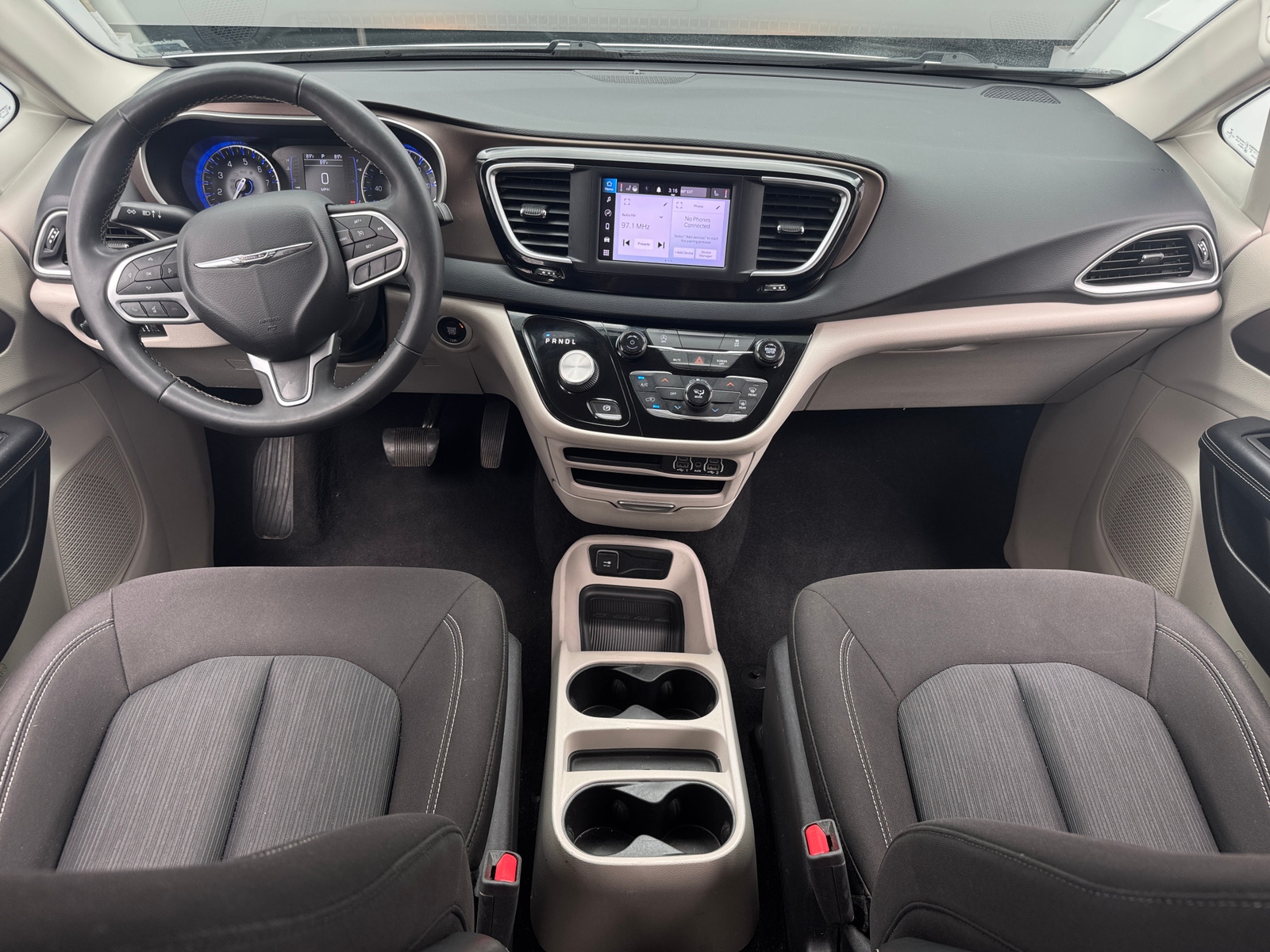 Thumbnail: 2022 Chrysler Voyager - 3