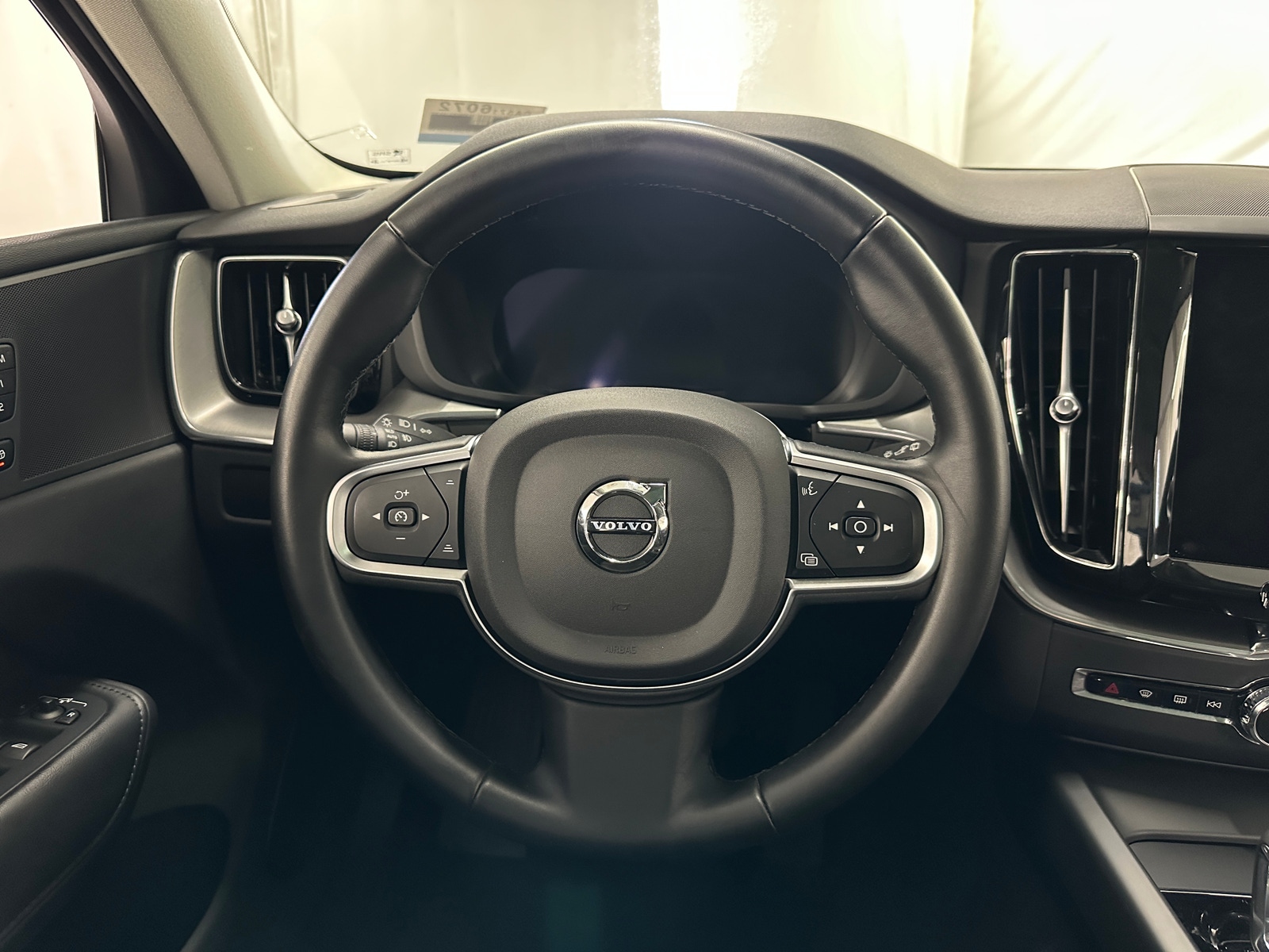 Thumbnail: 2025 Volvo XC60 - 5