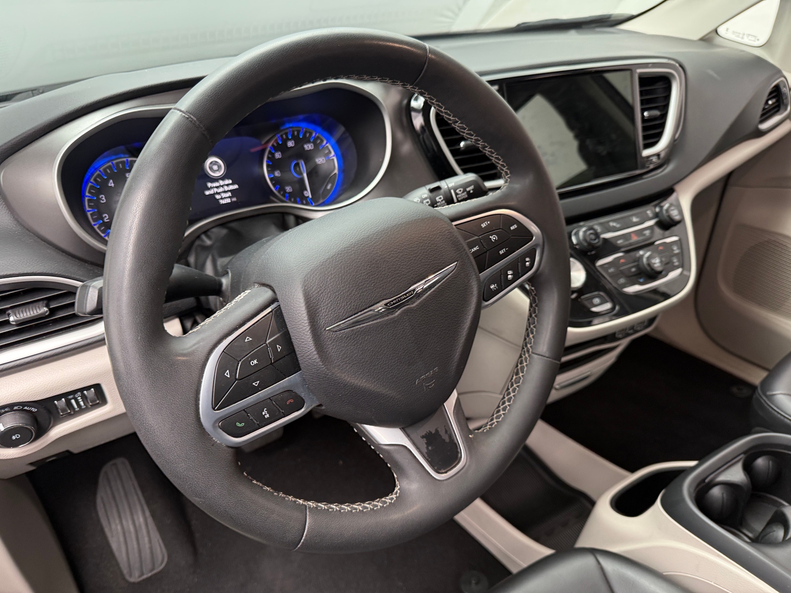 Thumbnail: 2023 Chrysler Pacifica - 4