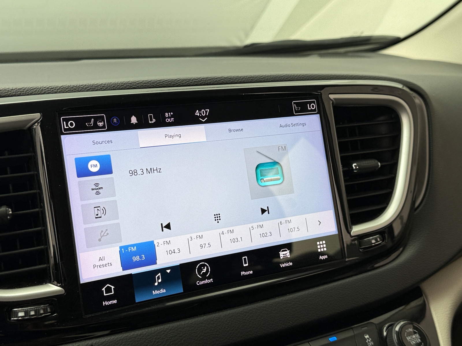 Thumbnail: 2023 Chrysler Pacifica - 3