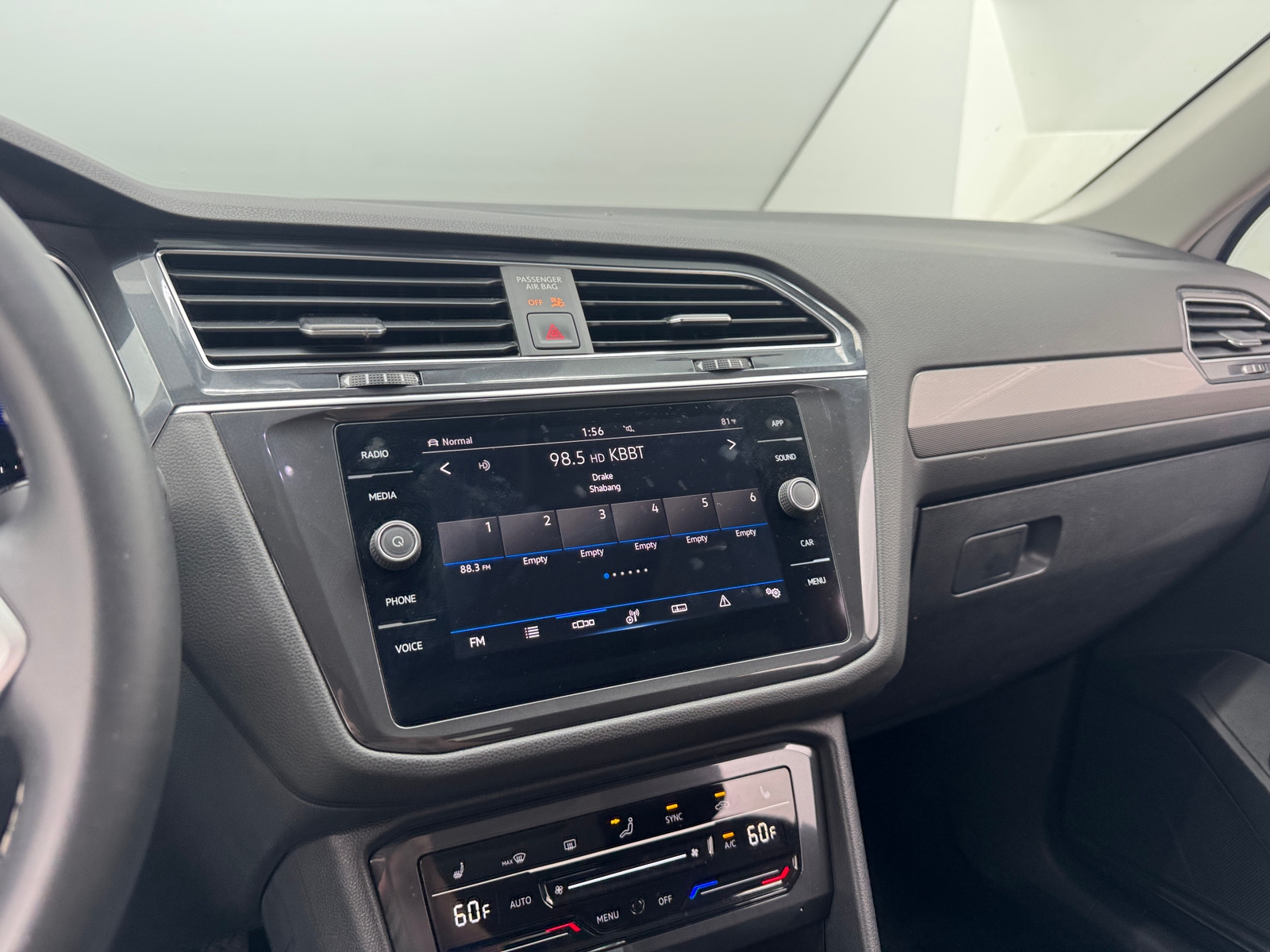 Thumbnail: 2023 Volkswagen Tiguan - 4