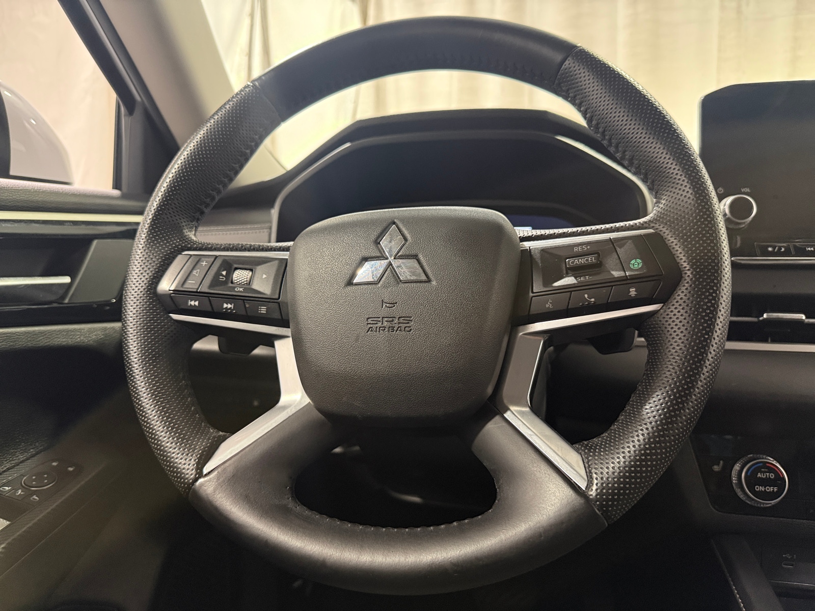 Thumbnail: 2023 Mitsubishi Outlander - 4