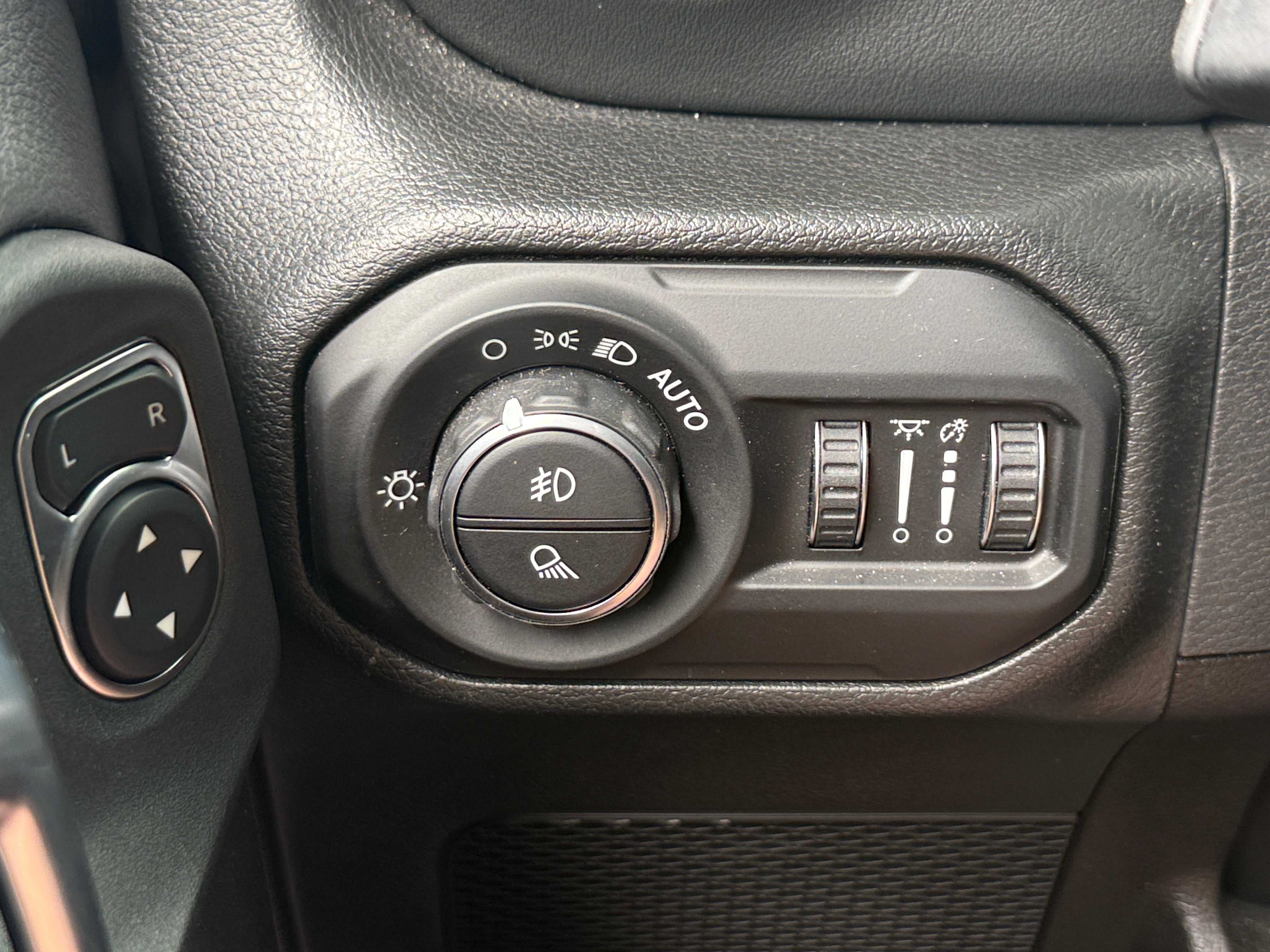Used 2022 Jeep Gladiator Overland with VIN 1C6HJTFG2NL142899 for sale in Little Rock