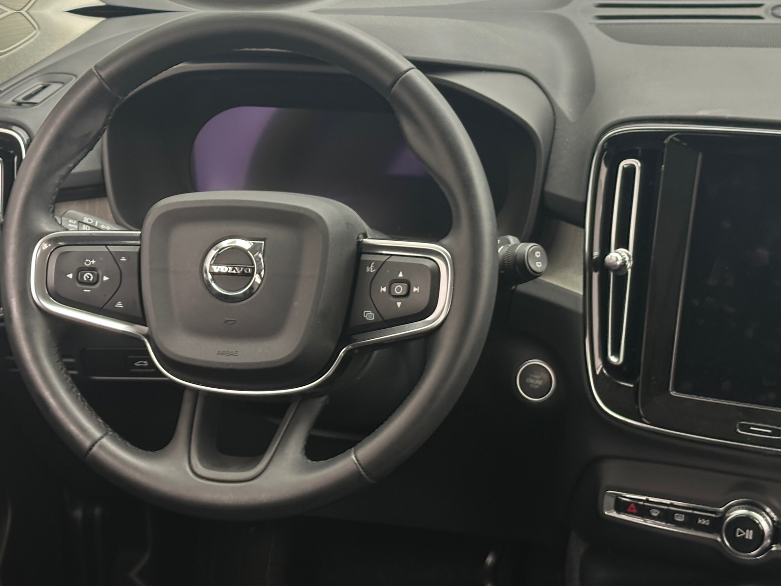 Thumbnail: 2024 Volvo XC40 - 4