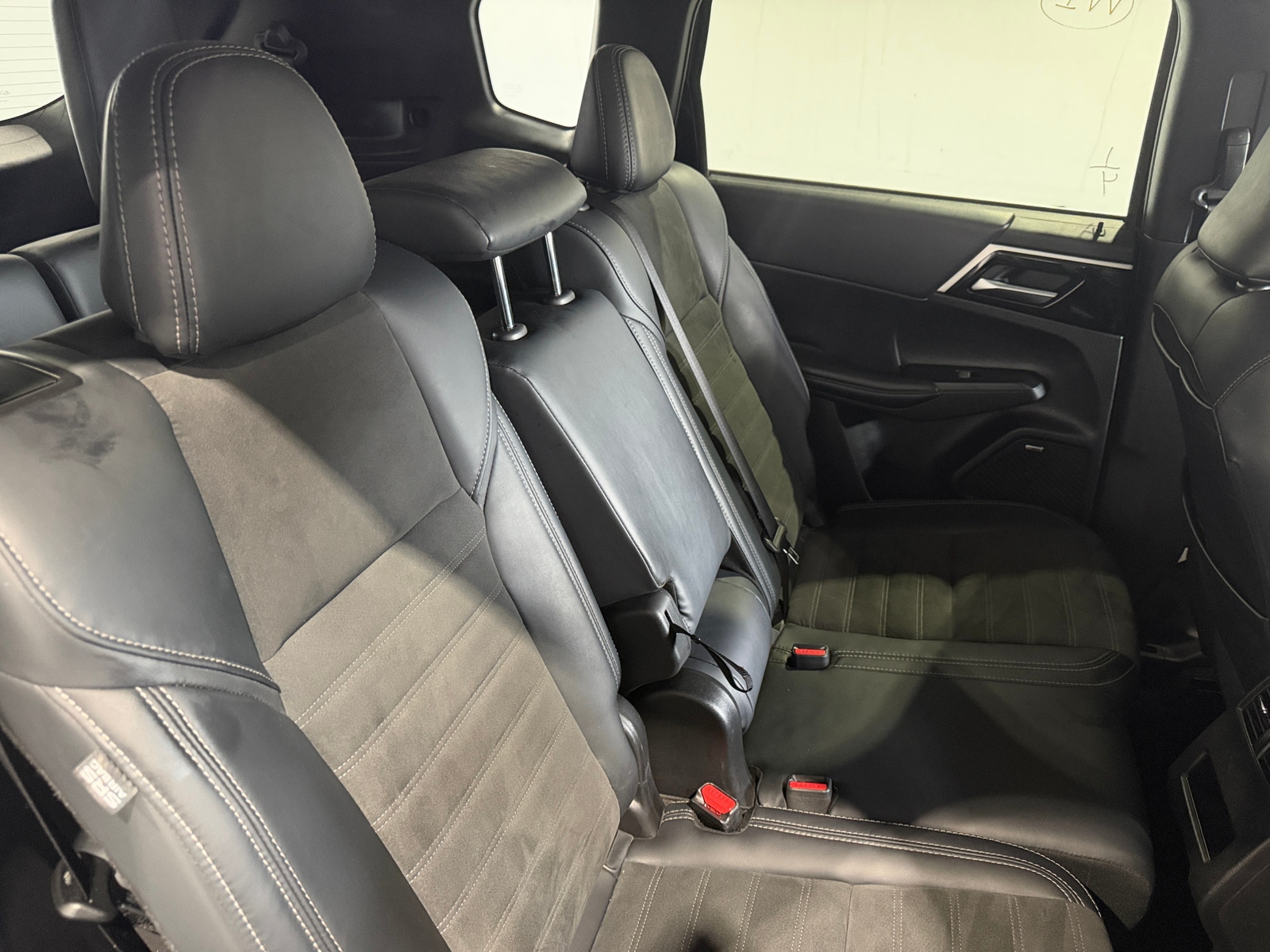 Thumbnail: 2025 Mitsubishi Outlander - 5