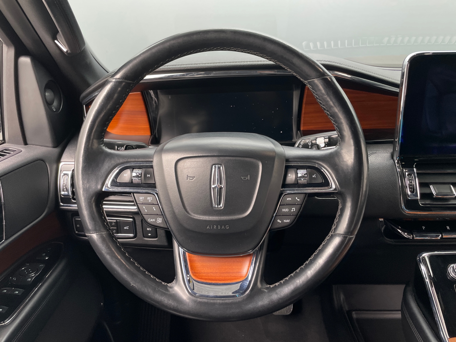 Thumbnail: 2019 Lincoln Navigator L - 4