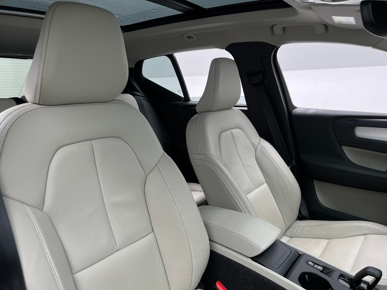 Thumbnail: 2022 Volvo XC40 - 2