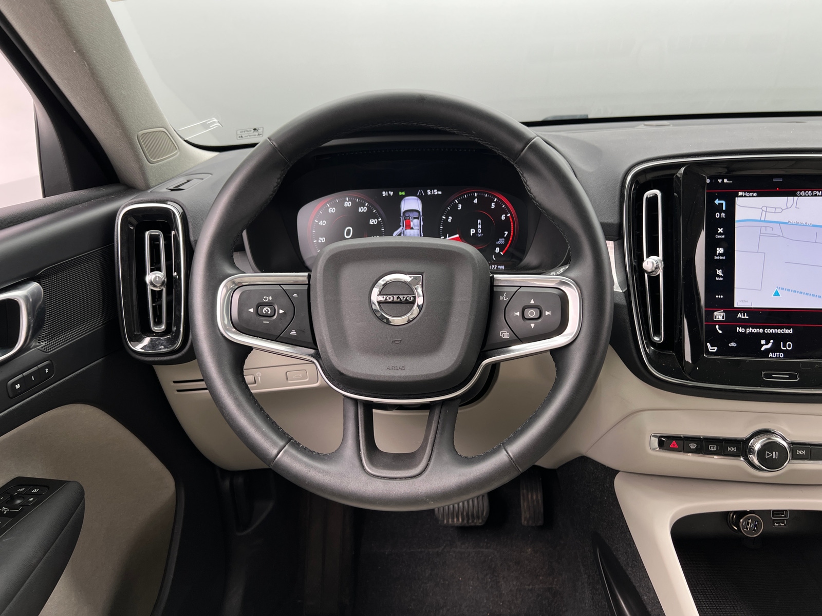 Thumbnail: 2022 Volvo XC40 - 5