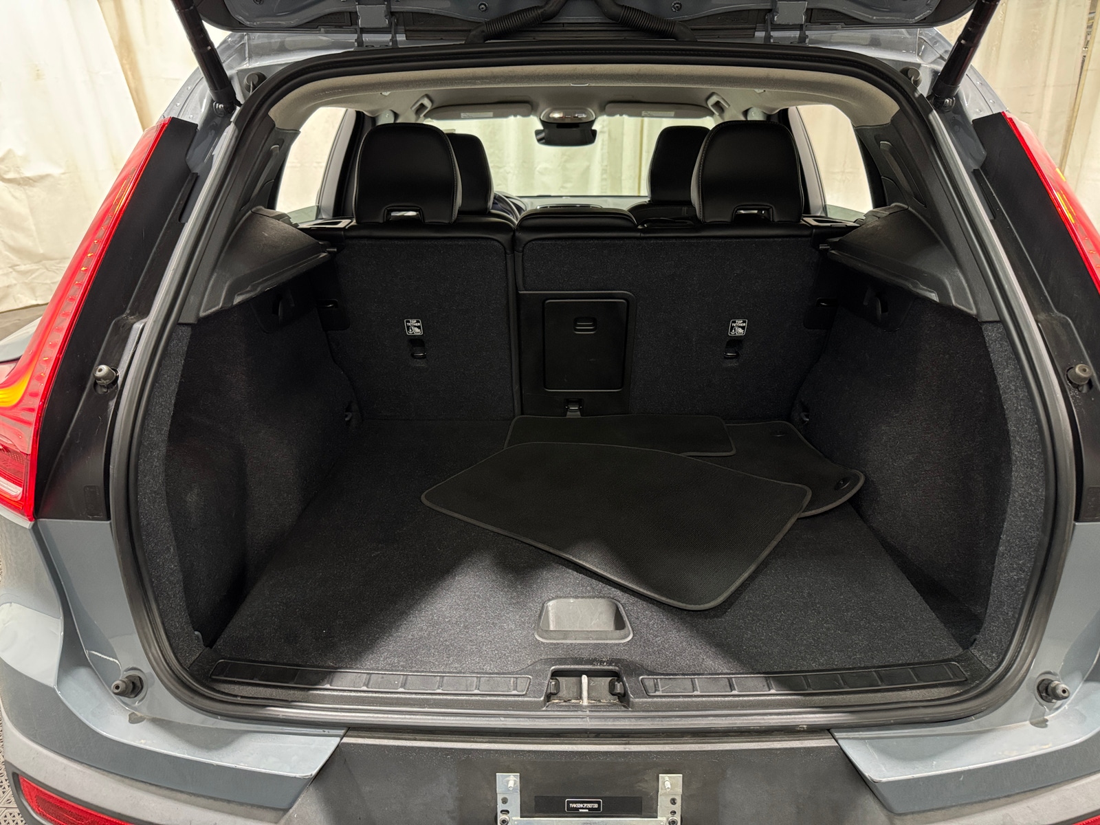 Thumbnail: 2023 Volvo XC40 - 6