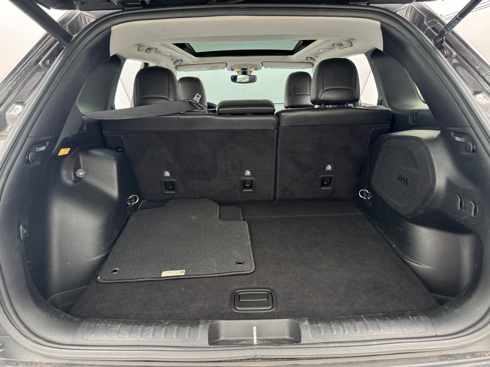 Thumbnail: 2019 Jeep Cherokee - 6