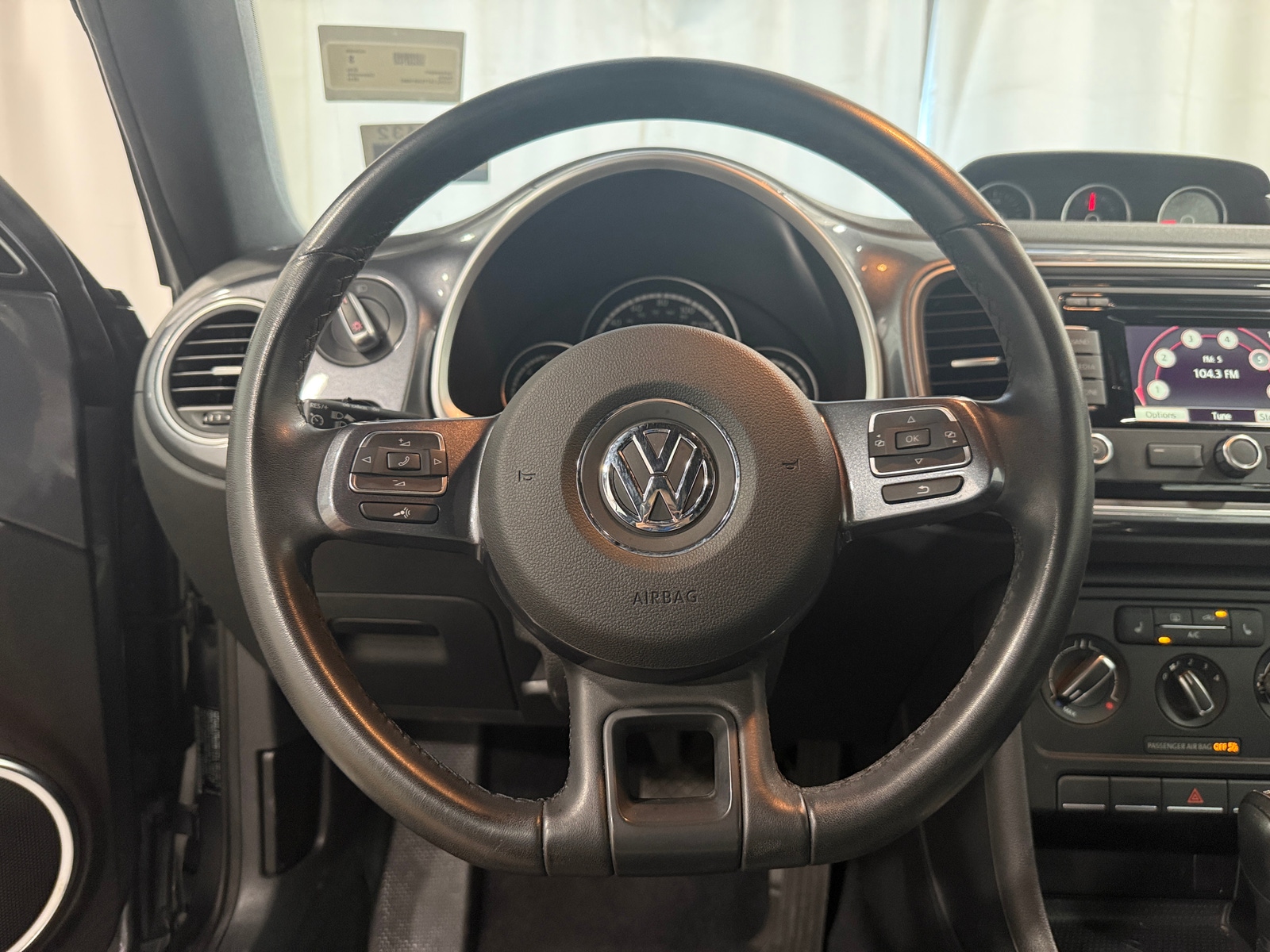 Thumbnail: 2014 Volkswagen Beetle - 4