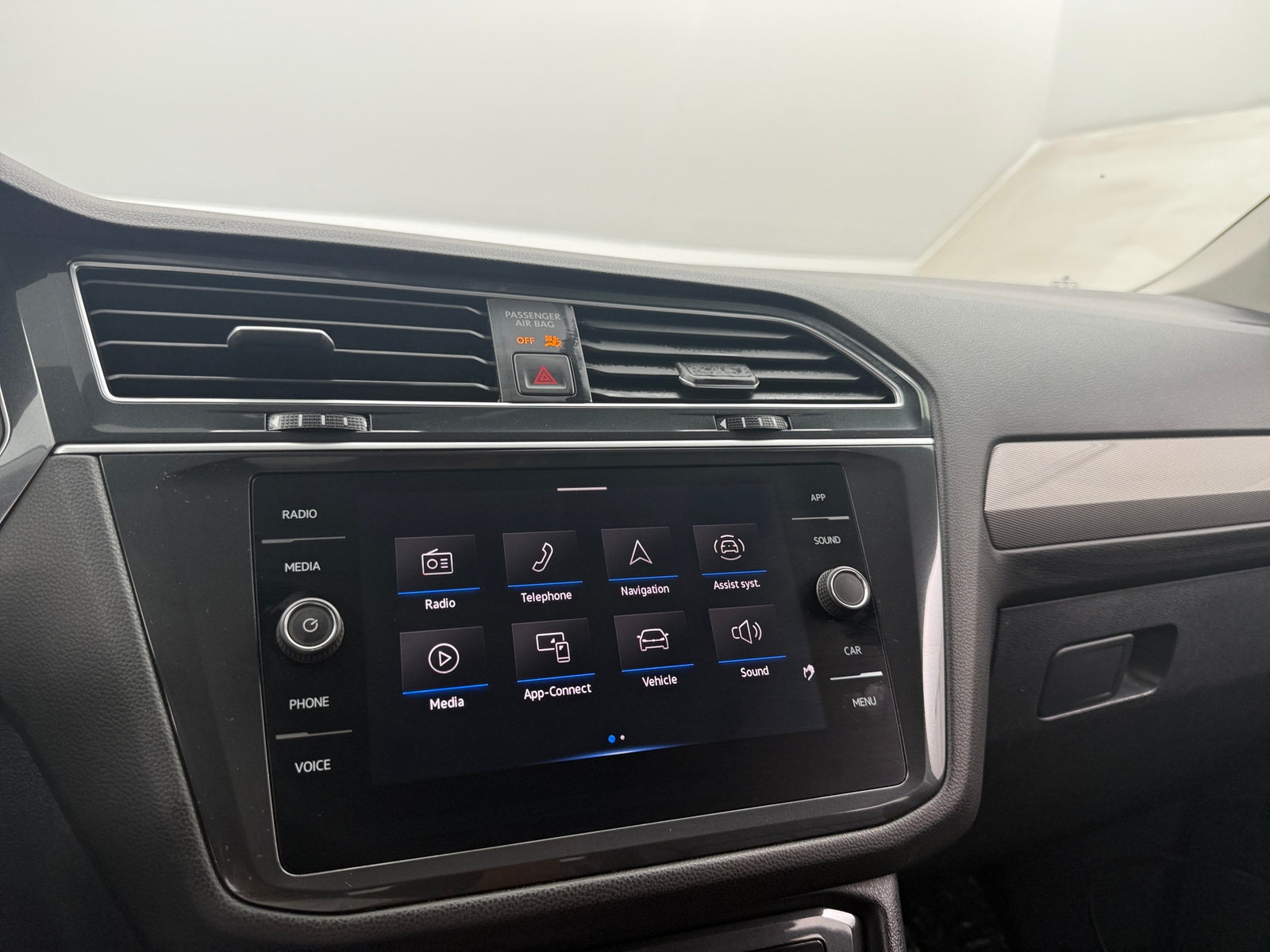 Thumbnail: 2024 Volkswagen Tiguan - 3