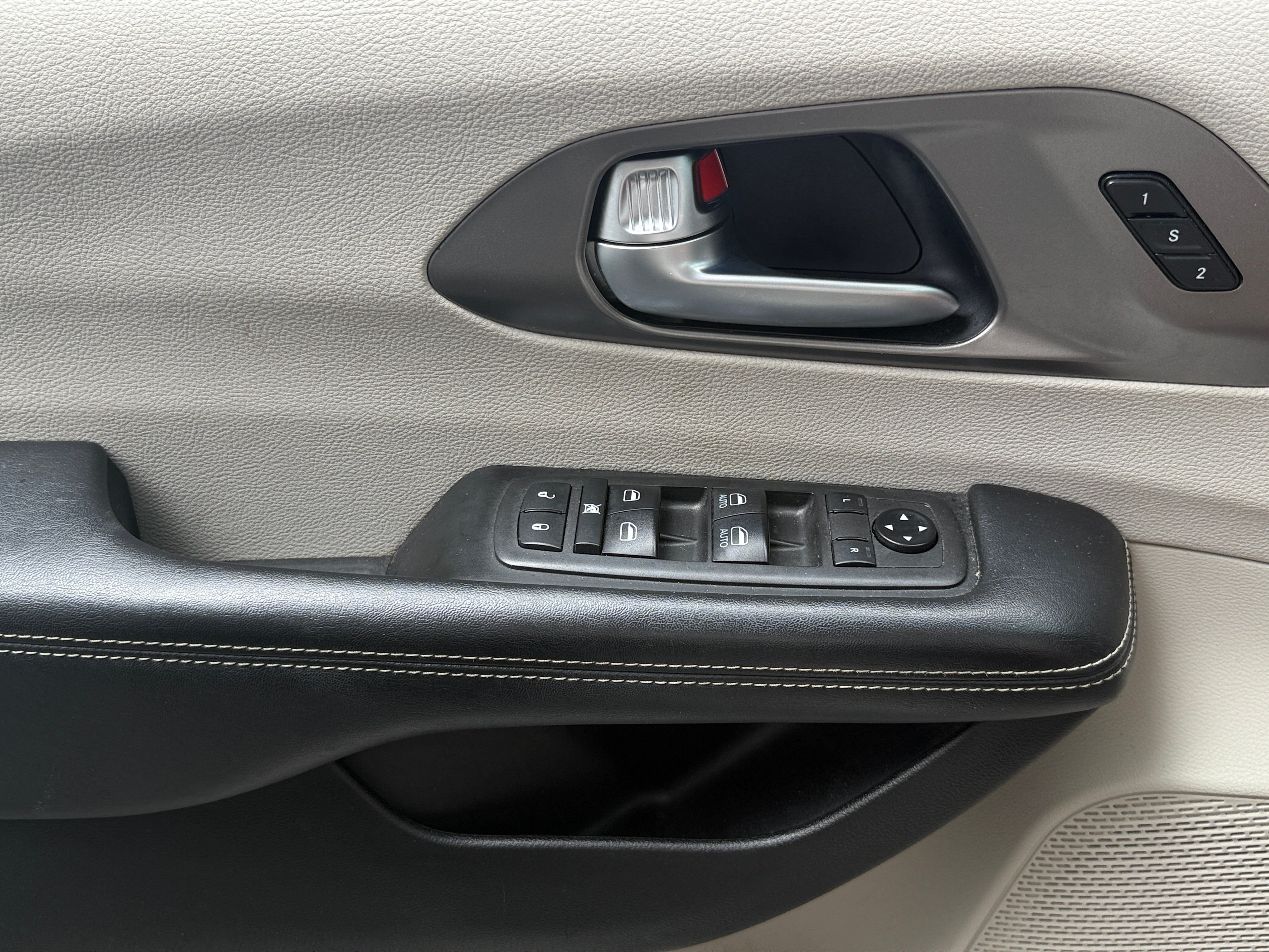2021 Chrysler Pacifica Touring L - Photo 2