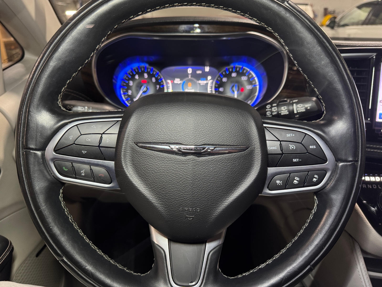 Thumbnail: 2022 Chrysler Pacifica - 4