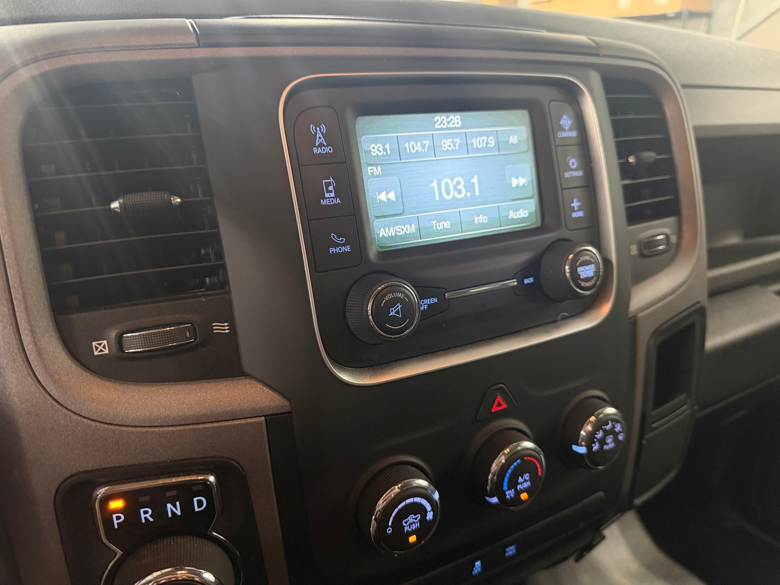 Thumbnail: 2020 RAM 1500 Classic - 3