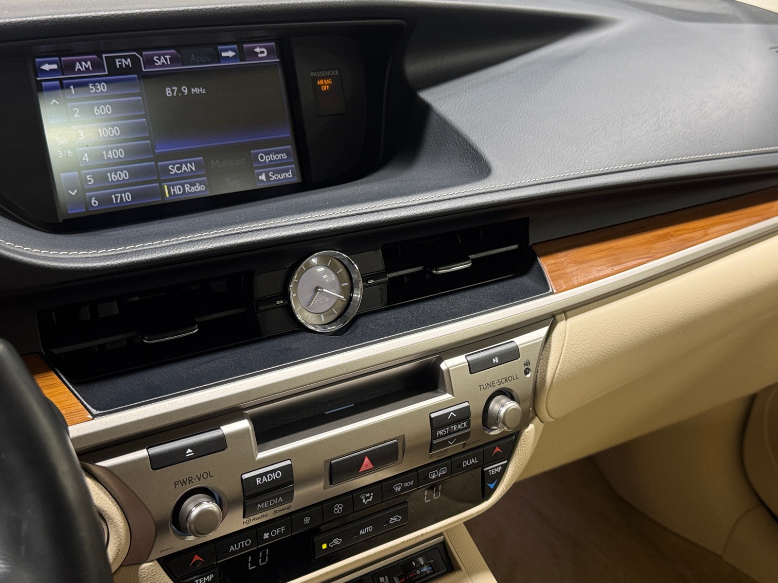 Thumbnail: 2014 Lexus ES - 3