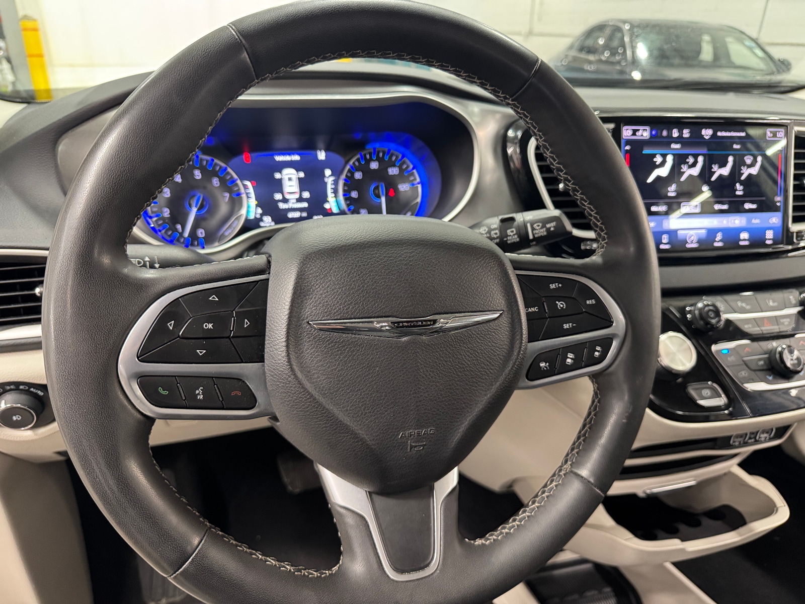 Thumbnail: 2023 Chrysler Pacifica - 4