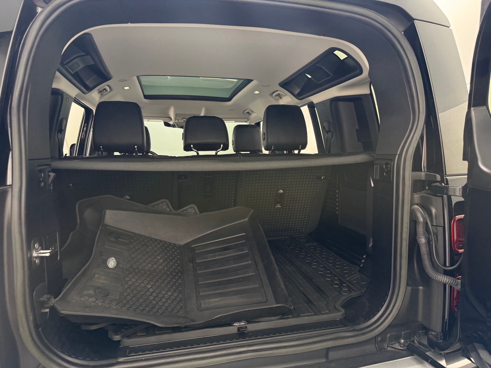 Thumbnail: 2023 Land Rover Defender - 6