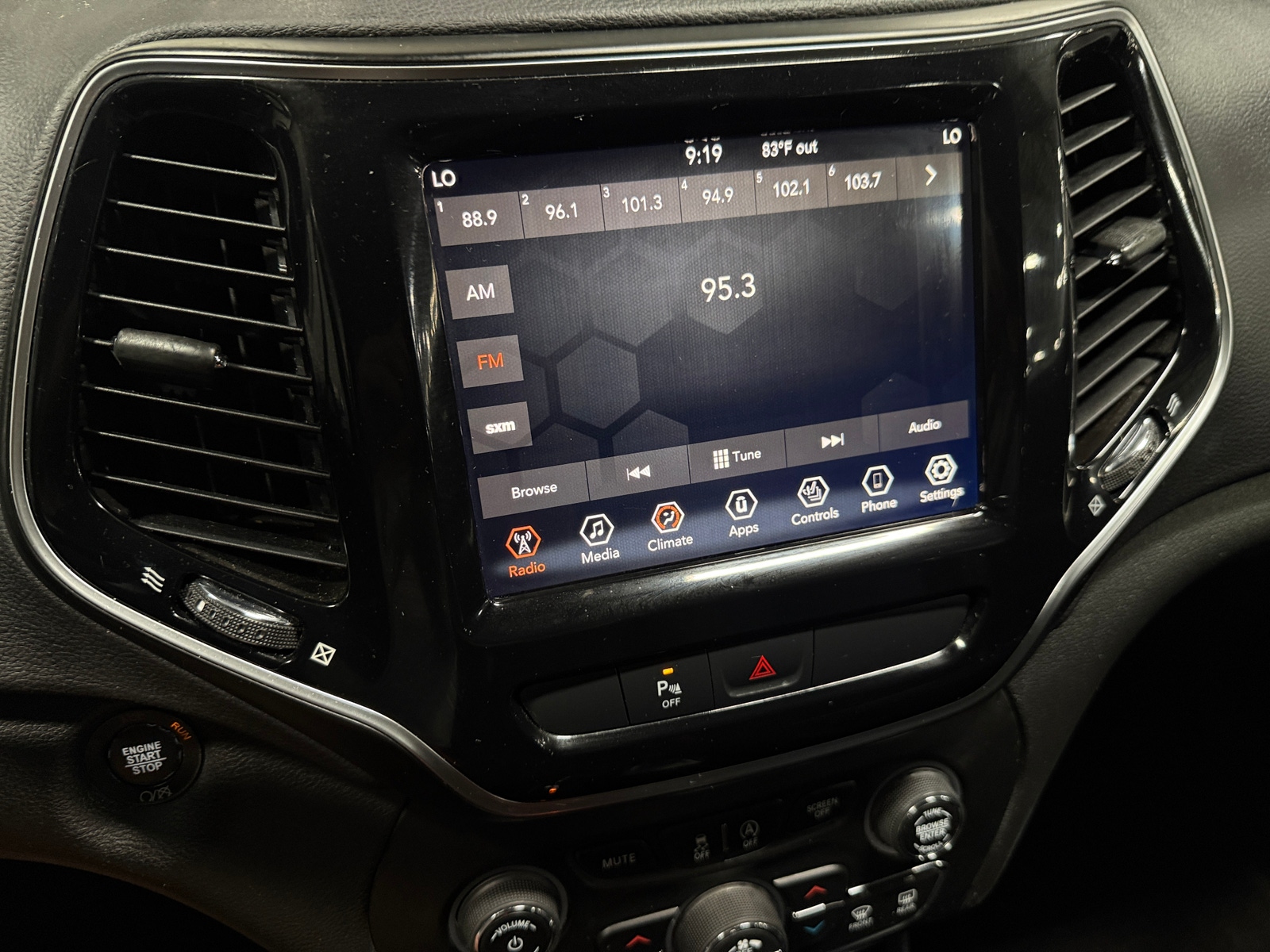 Thumbnail: 2019 Jeep Cherokee - 3