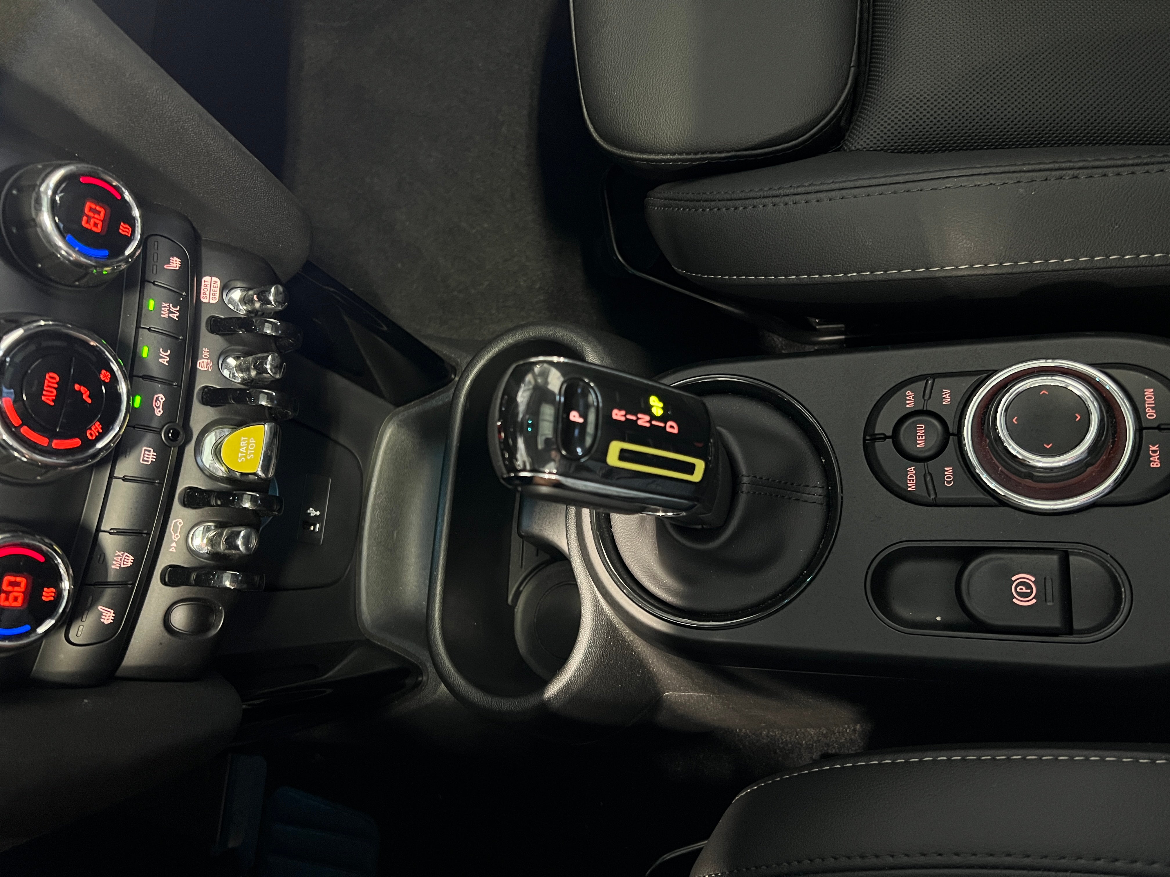 2024 MINI Hardtop 2 Door SE - Photo 7