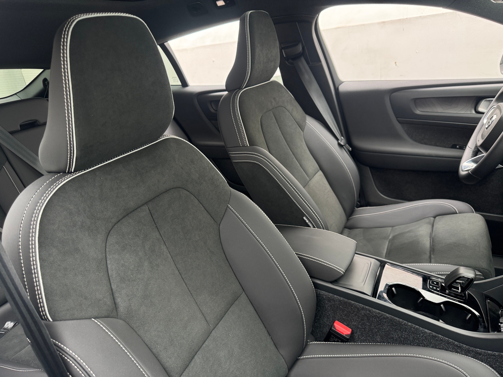 Thumbnail: 2022 Volvo C40 - 2