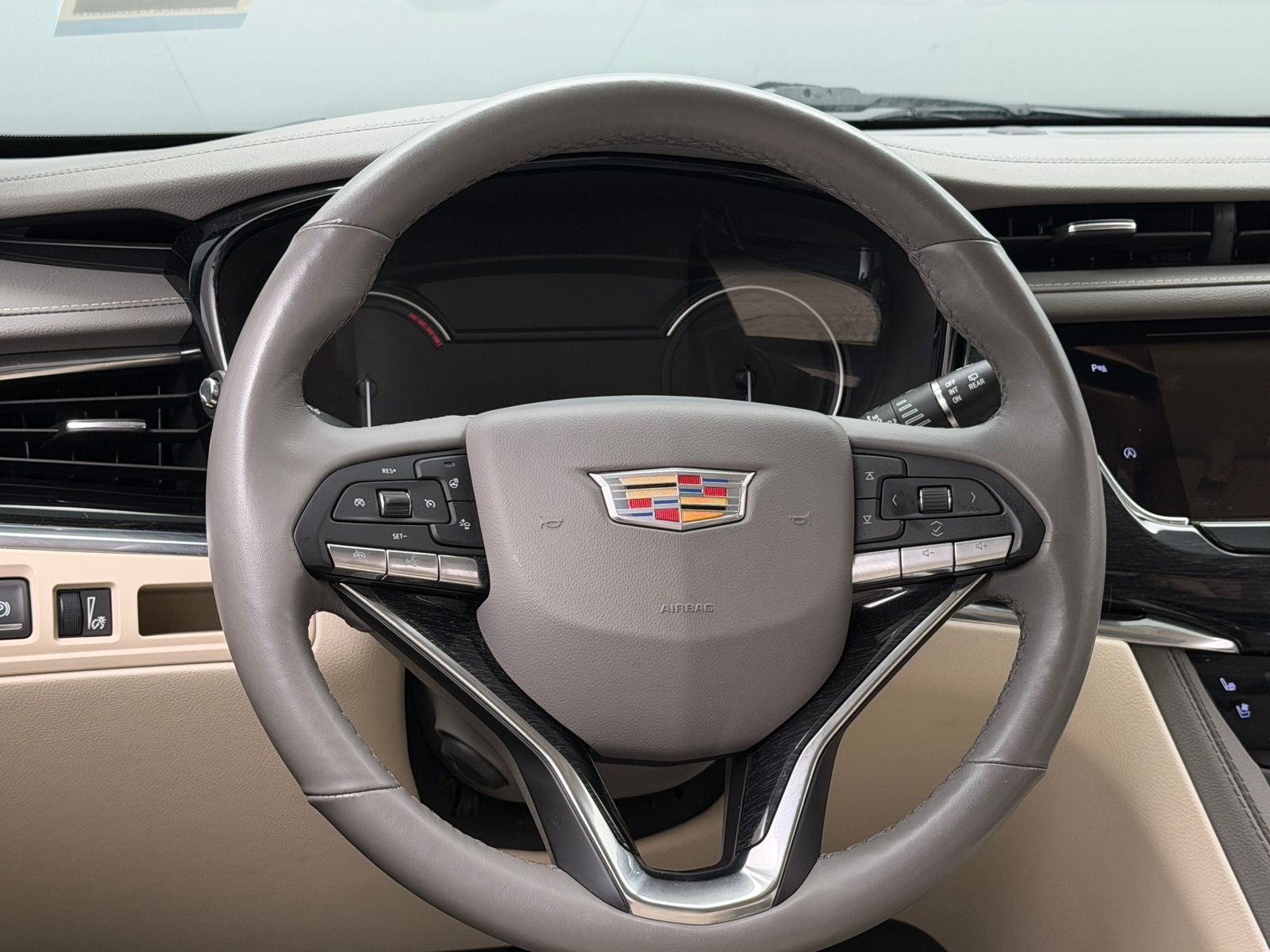Thumbnail: 2023 Cadillac XT6 - 4