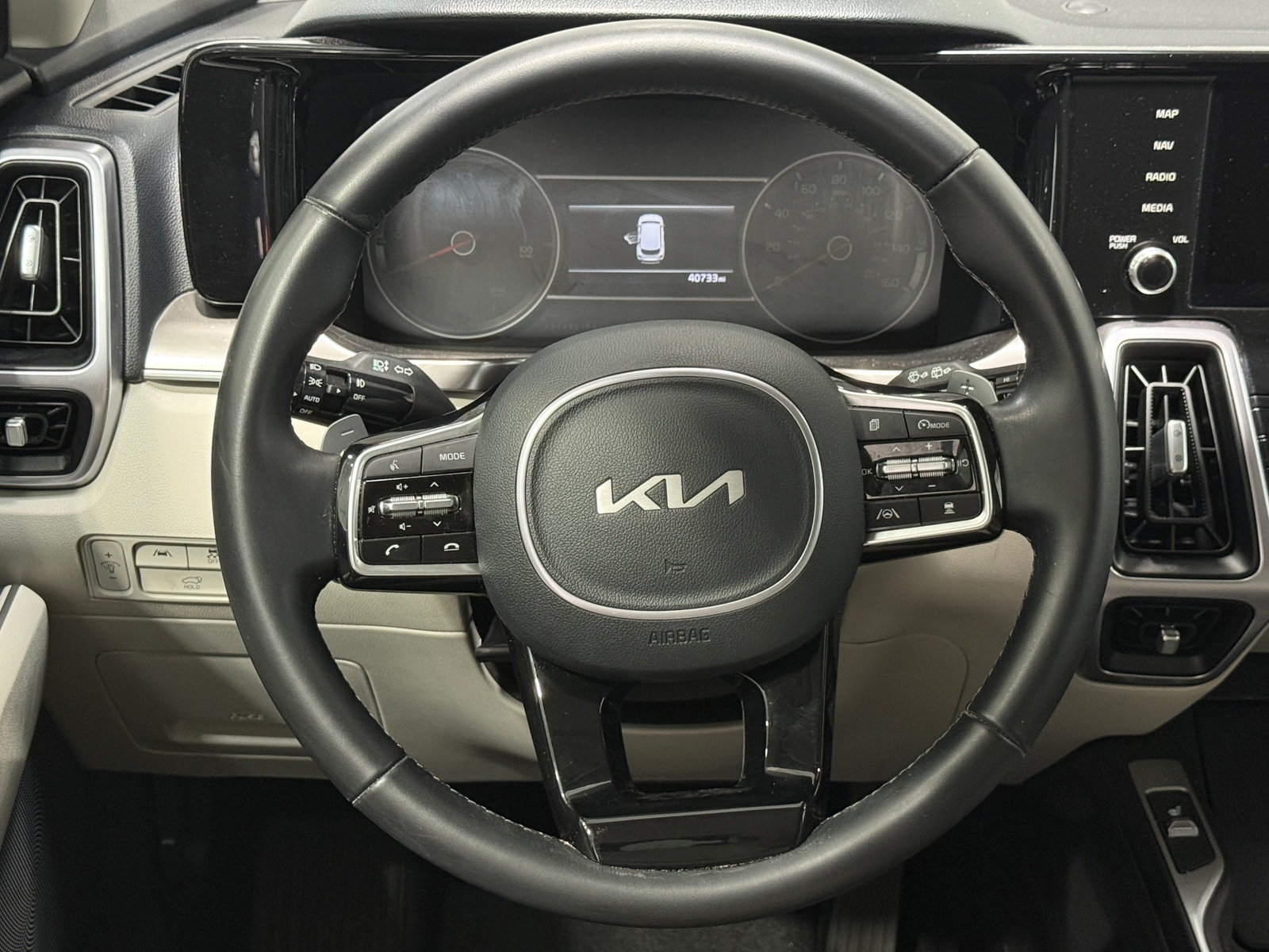 Thumbnail: 2023 Kia Sorento - 4