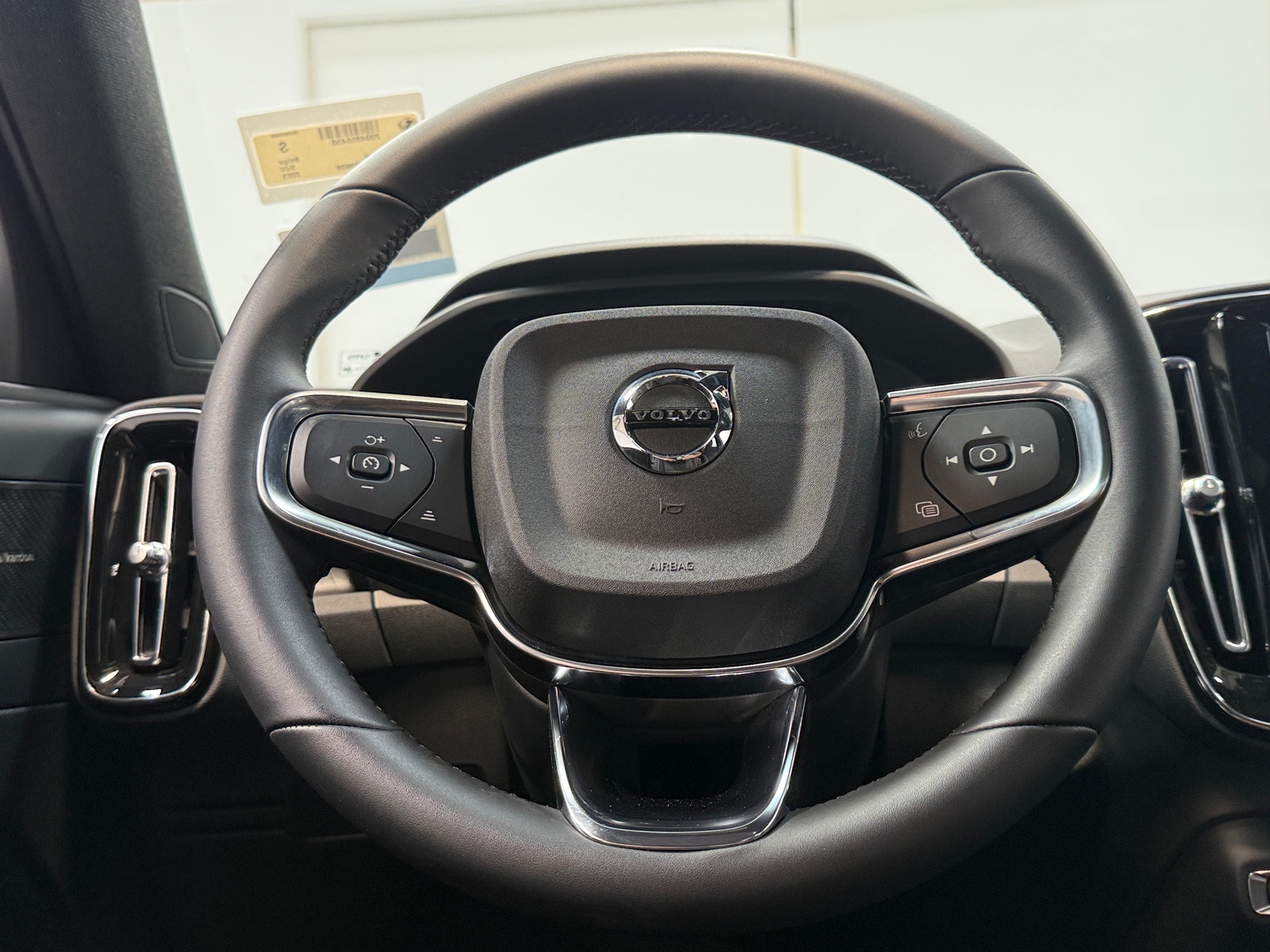 Thumbnail: 2023 Volvo C40 - 5