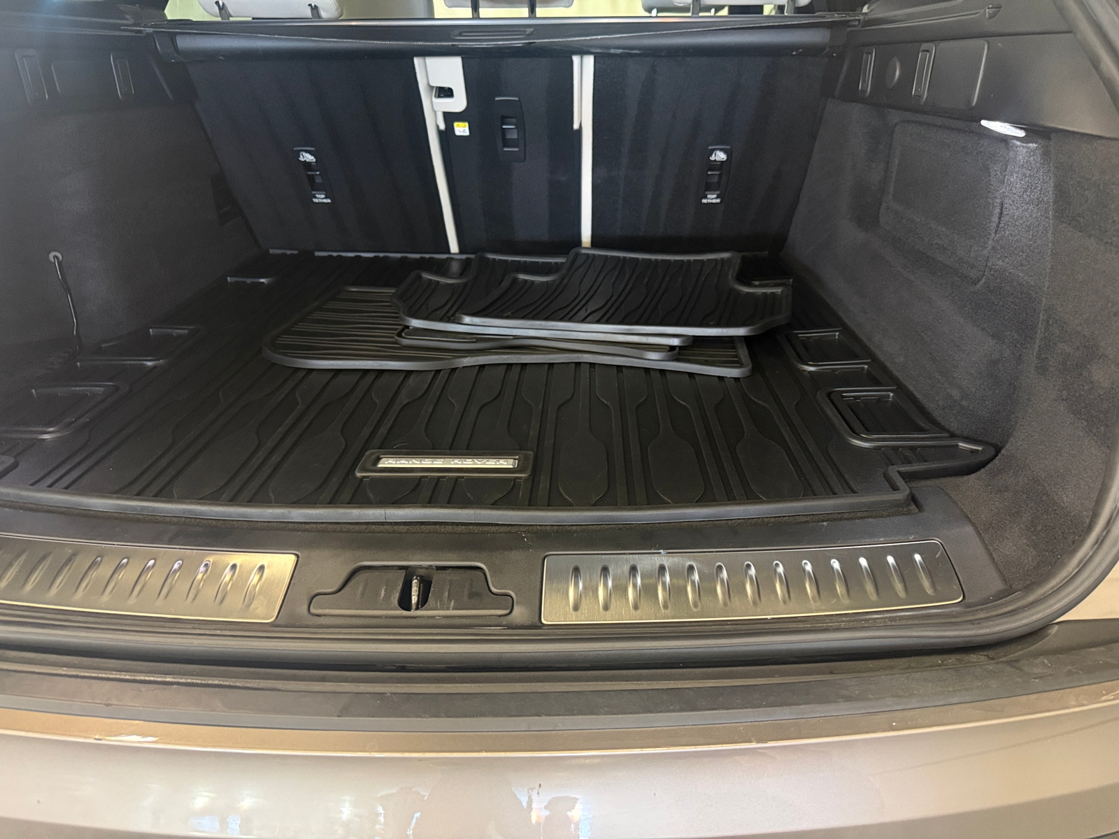 Thumbnail: 2023 Land Rover Range Rover Velar - 6
