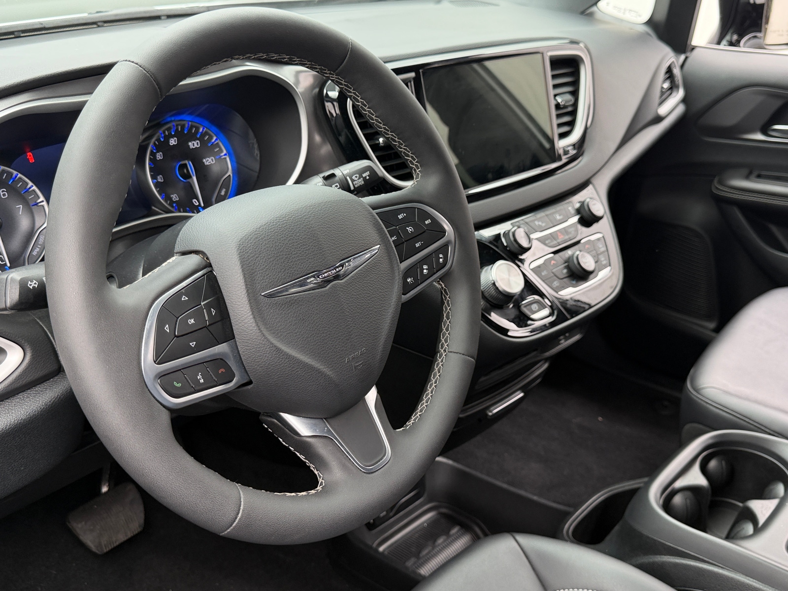 Thumbnail: 2026 Chrysler Pacifica - 4
