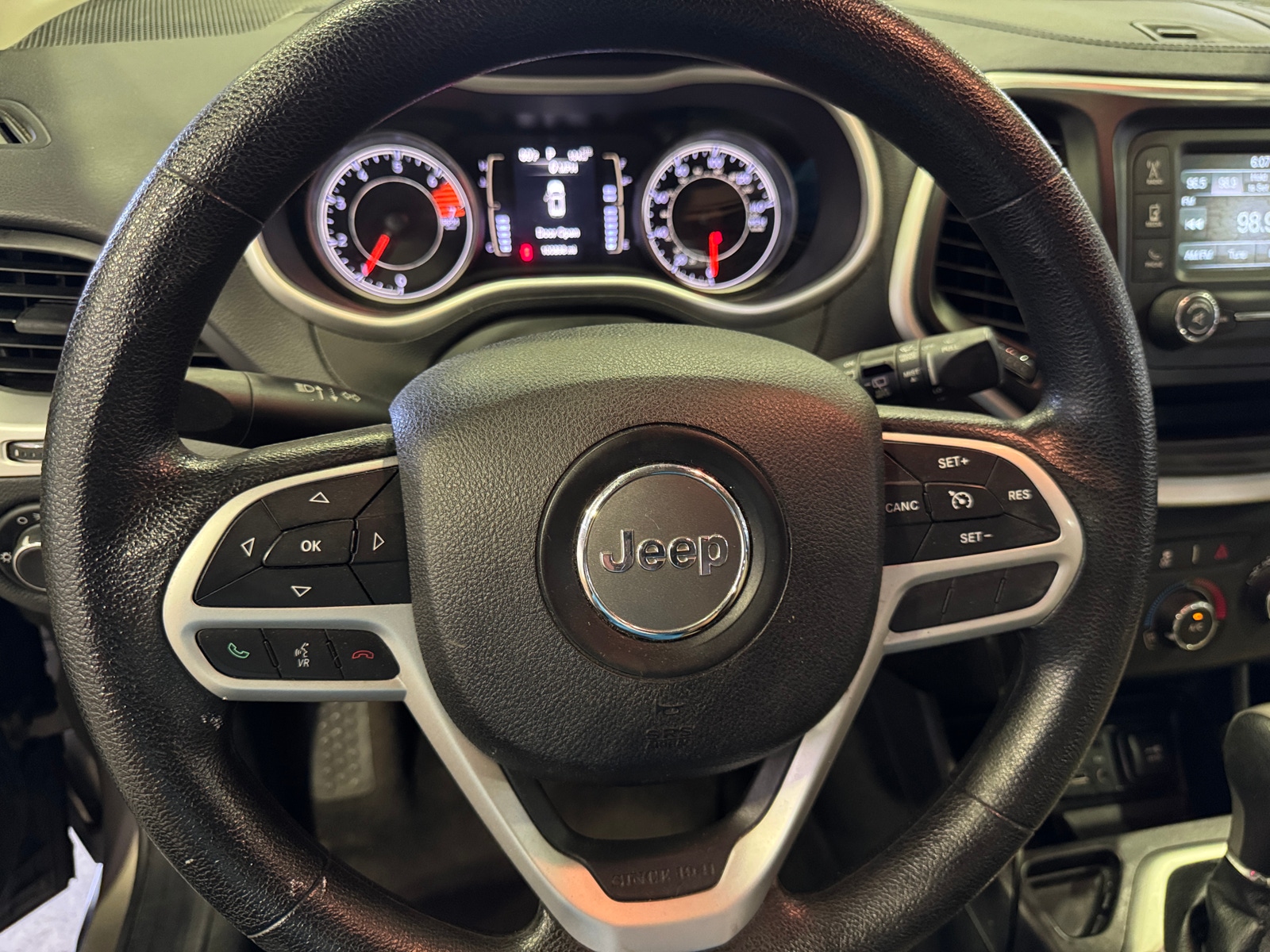 Thumbnail: 2017 Jeep Cherokee - 5