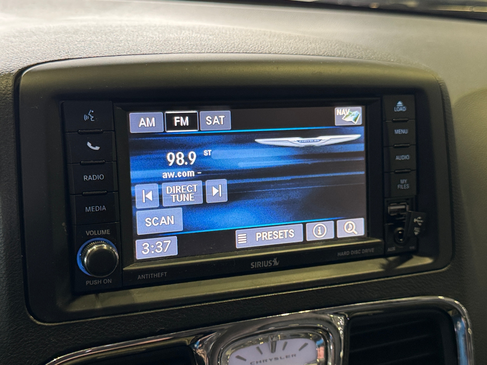 Thumbnail: 2014 Chrysler Town & Country - 3