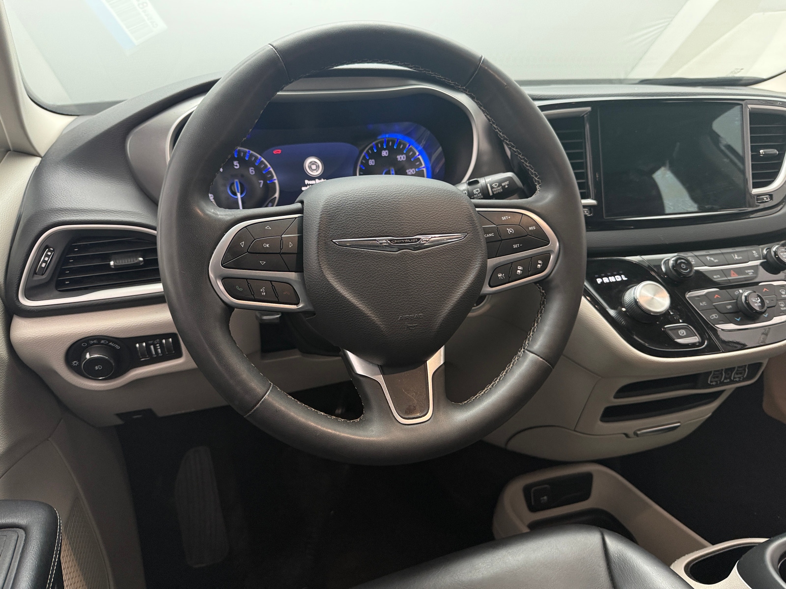 Thumbnail: 2023 Chrysler Pacifica - 4