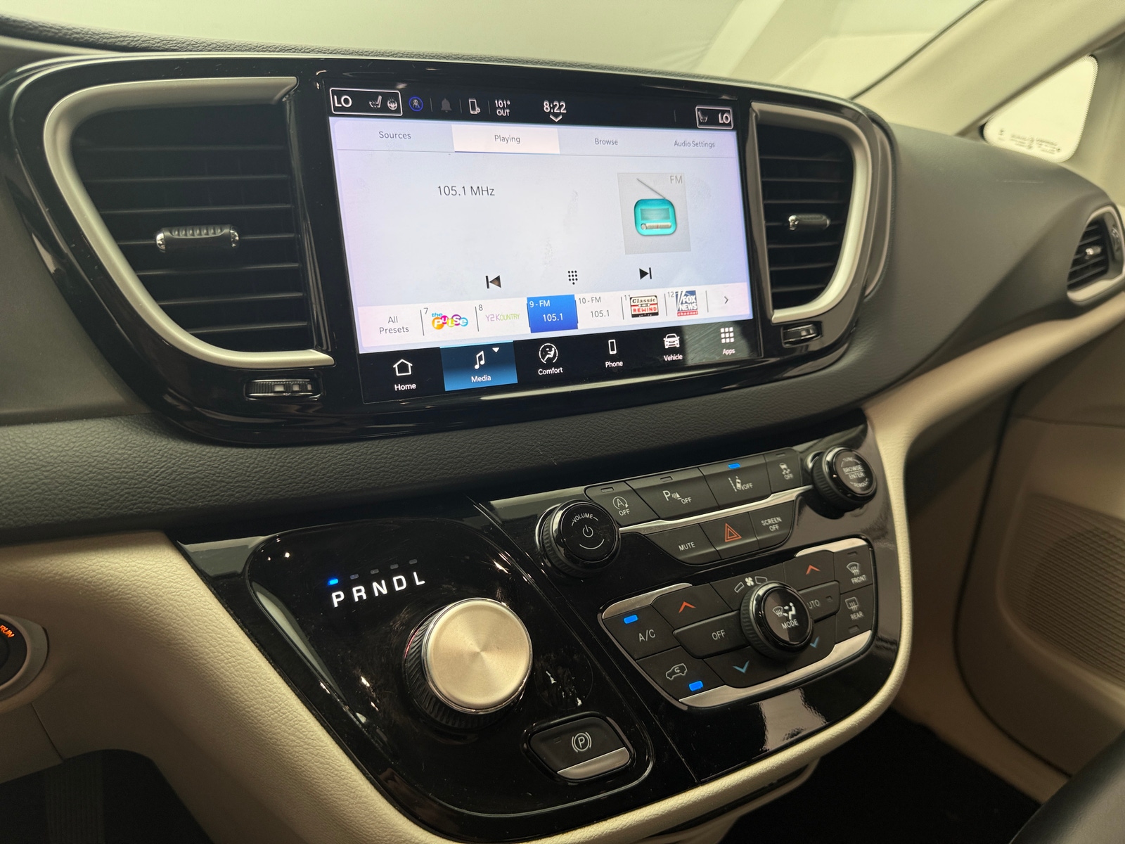 Thumbnail: 2023 Chrysler Pacifica - 3
