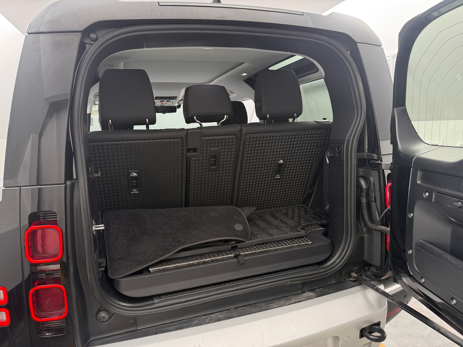 Thumbnail: 2025 Land Rover Defender - 6