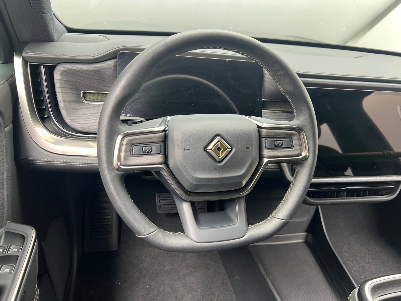 Thumbnail: 2025 Rivian R1S - 4
