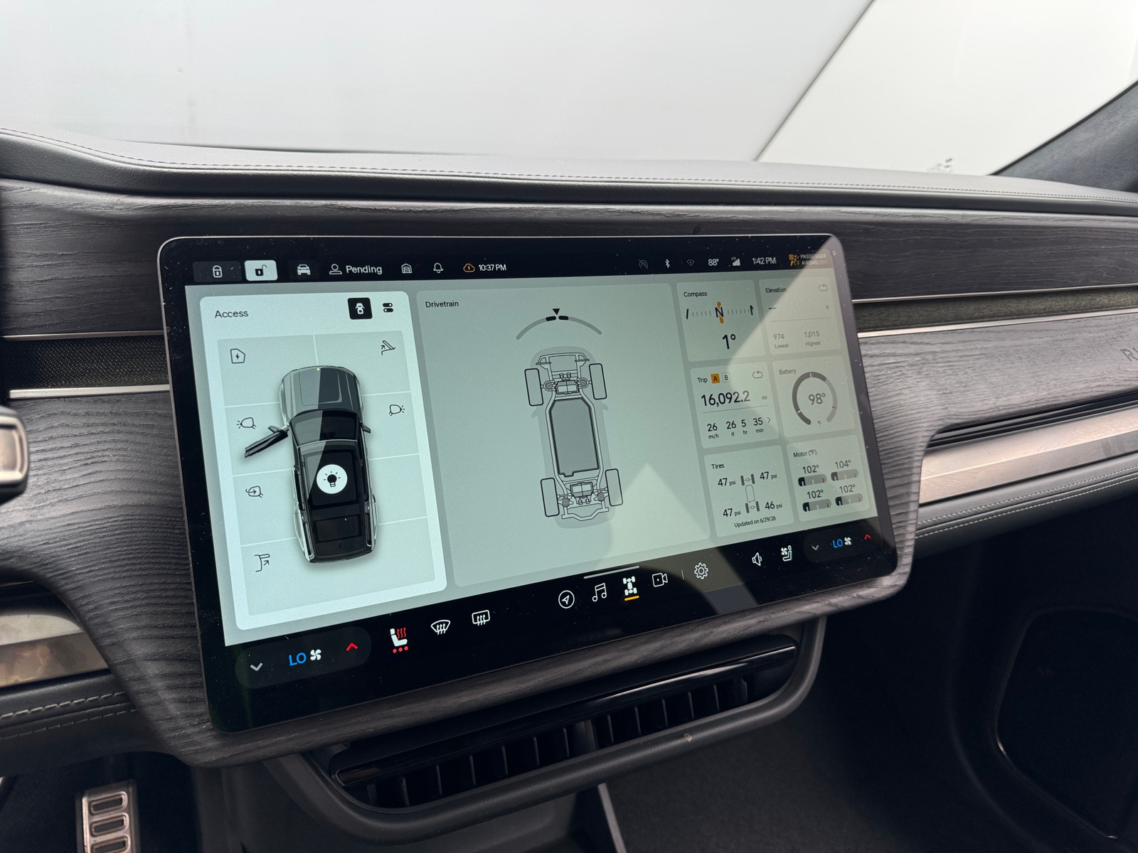 Thumbnail: 2023 Rivian R1S - 3