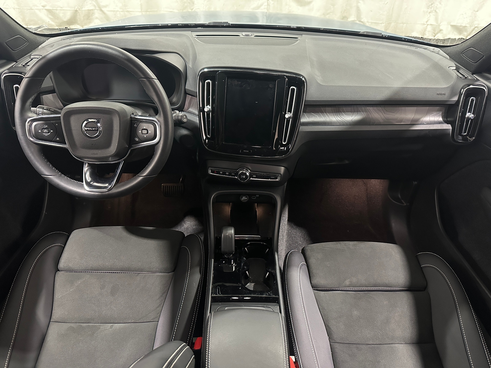 Thumbnail: 2023 Volvo XC40 - 2