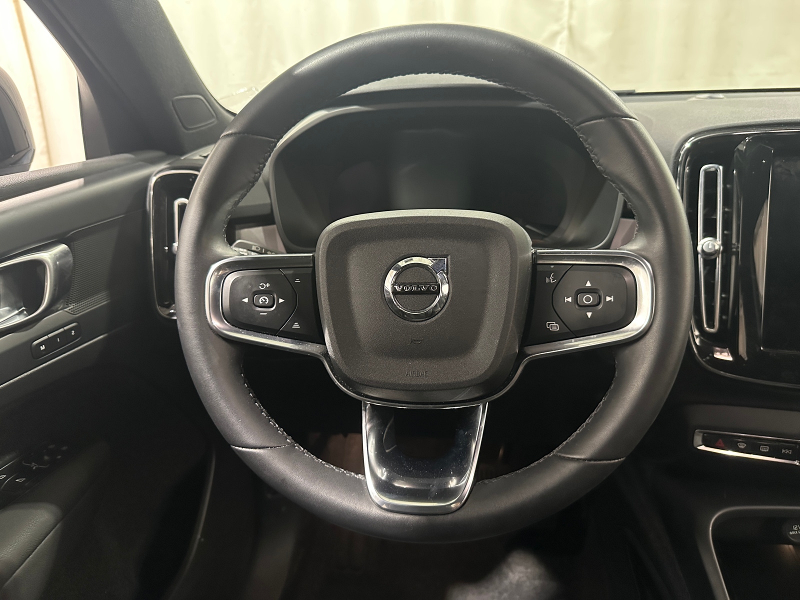 Thumbnail: 2023 Volvo XC40 - 4